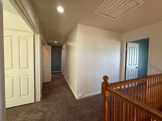 Building Photo - Nicely updated 4-bedroom in Oakdale!