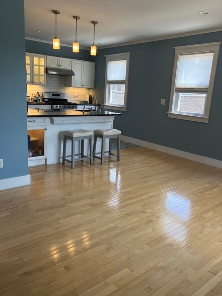 Building Photo - 11 Center Ave