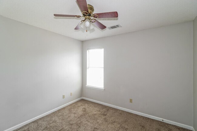 Building Photo - 1136 Breezy Valley Dr