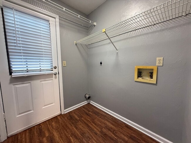 Building Photo - 2/2 in NE Tallahassee with a fenced yard!