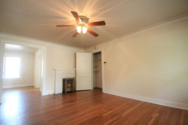 Building Photo - Charming 2/1 Downstairs Apartment Unit w/ ...