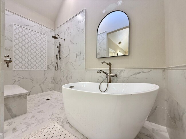 Building Photo - Stunning, Furnished 4 Bed 3.5 Bath + Offic...