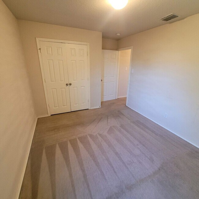 Building Photo - Clean North East Home - O'Conner & IH35