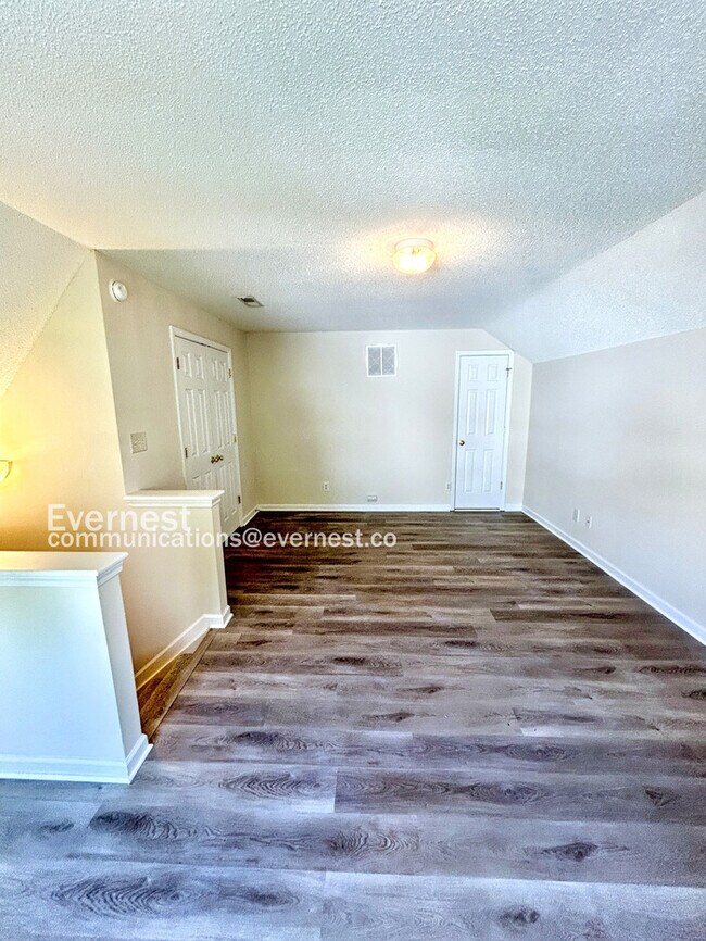 Building Photo - Spacious 3 Bedroom Home in High Point / Up...