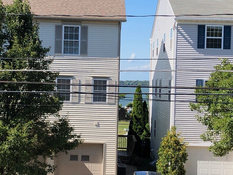 Building Photo - 719 W 2nd St