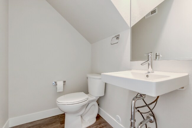 Building Photo - 1908 Hooker St