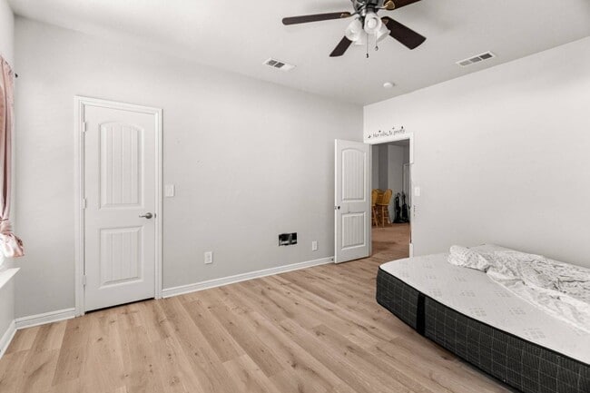 Building Photo - Beautiful Home