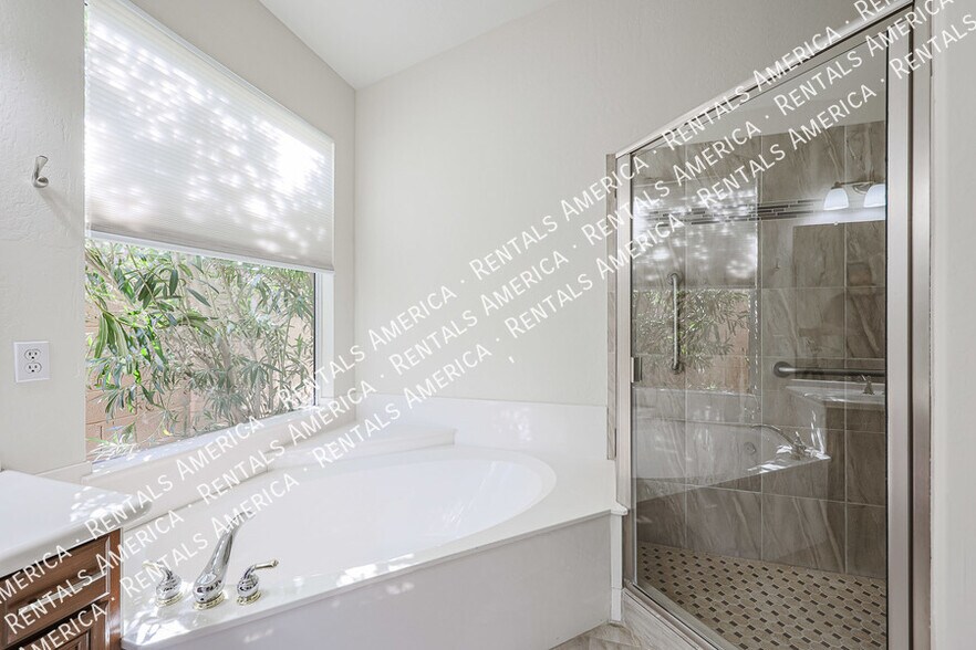 Building Photo - 10232 E Meadow Hill Dr