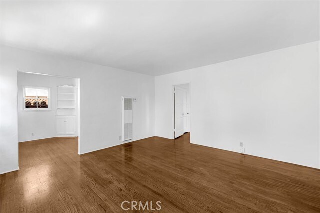 Building Photo - 1367 N Mentor Ave