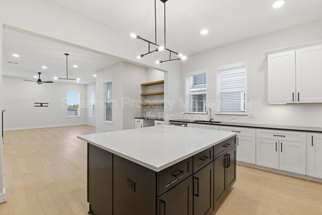 Building Photo - 2204 Lou Ellen Ln