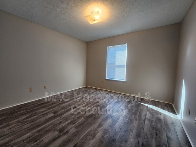 Building Photo - 1849 Summerhaven Ave