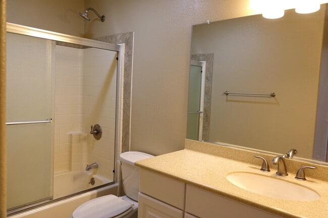 Building Photo - 3 bedroom, 1.5 bathroom furnished condo at...
