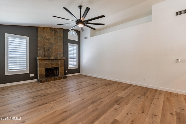 Building Photo - 1449 W Antiqua Dr