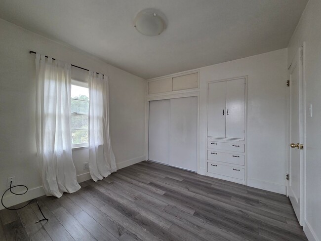Building Photo - Move-In Ready 2-Bedroom Escondido Charmer!