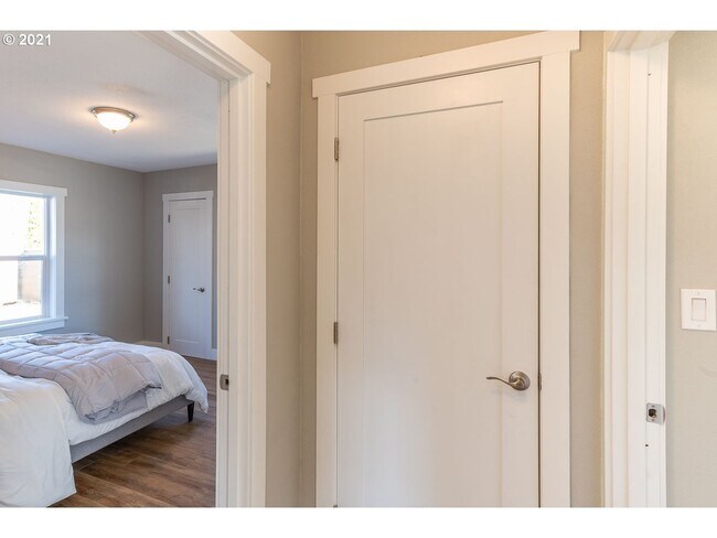 Building Photo - 8111 SE Taylor St