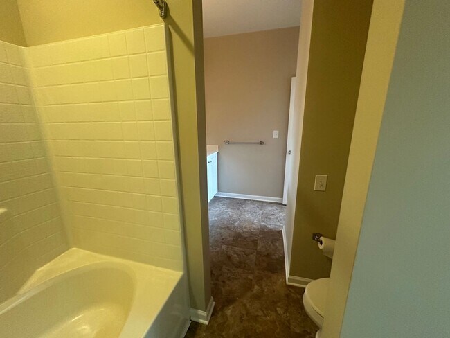 Building Photo - Beautiful townhouse style condo in Ridgely Manor - App Pending!