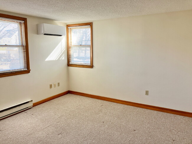 Building Photo - Available July 1st! - Cozy 1-Bedroom Gem in Quincy