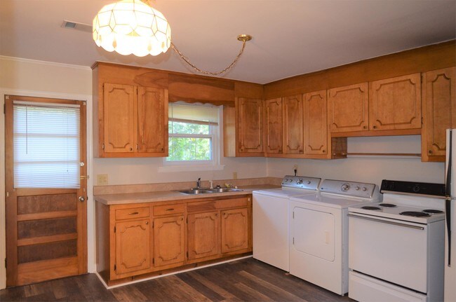 Building Photo - 134 White Oak Dr