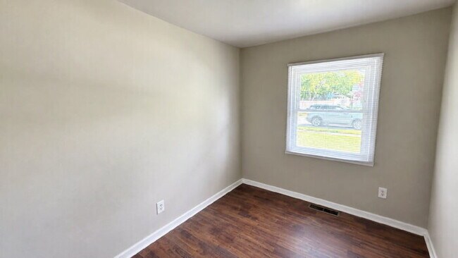 Building Photo - WEST - EAGLEDALE 3 BEDROOM RANCH AVAILABLE NOW!