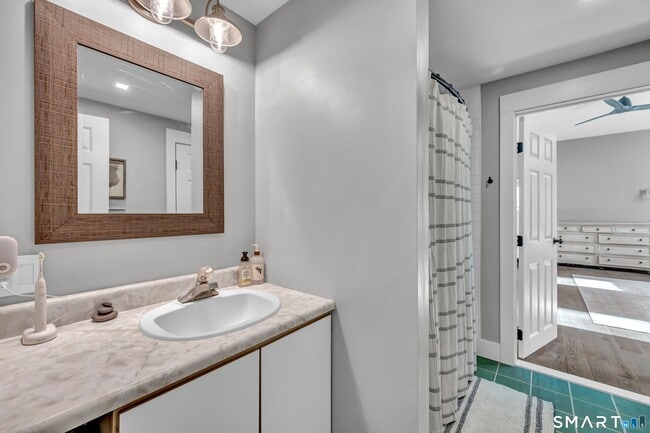 Building Photo - 10 Grove Pl