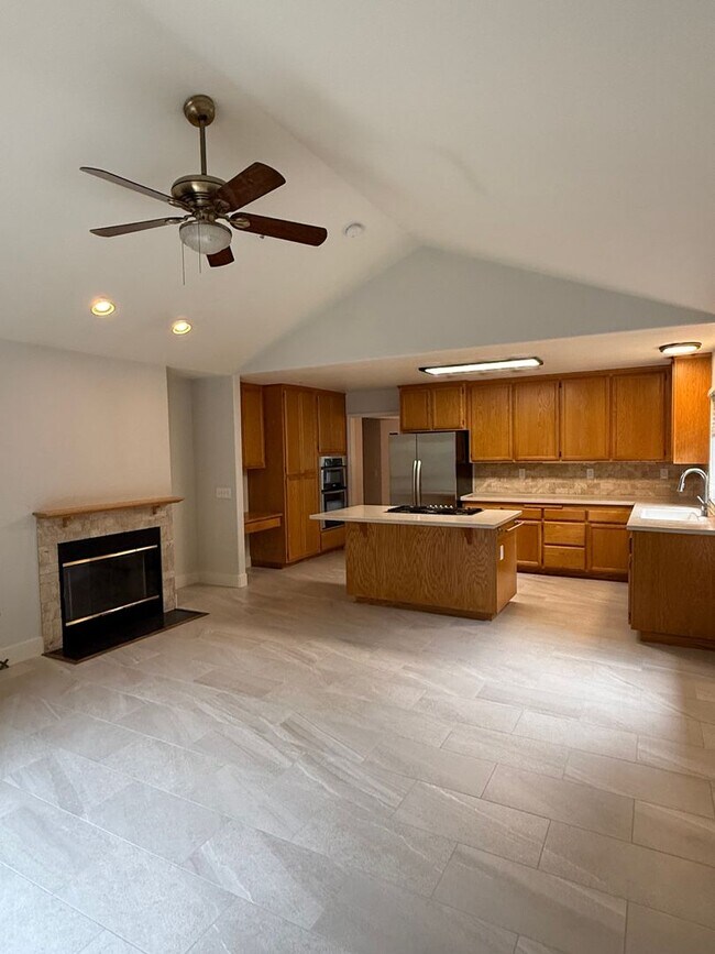 Building Photo - Large Single Level 4 Bedroom 2 Bathroom Home located in Northeast Rohnert Park