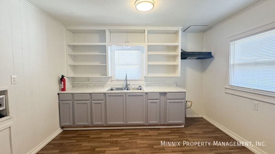 Building Photo - 420 W Lynn St