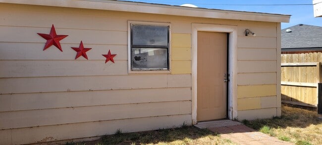 Building Photo - LARGE HOME ON QUIET STREET NEAR HOSPITAL