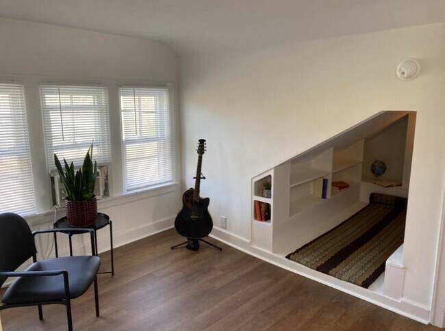 Building Photo - 212 Castlewood Dr