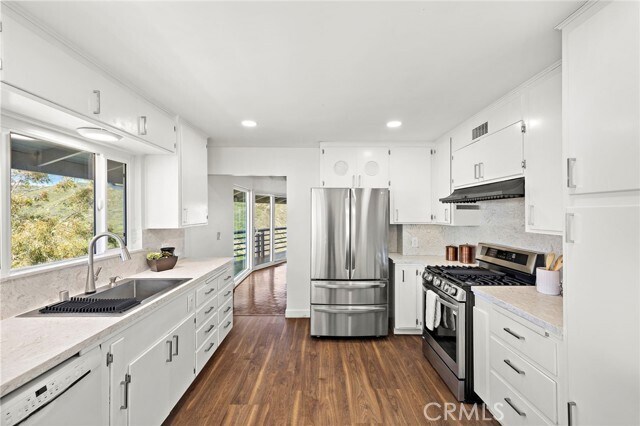 Building Photo - 696 Mystic View