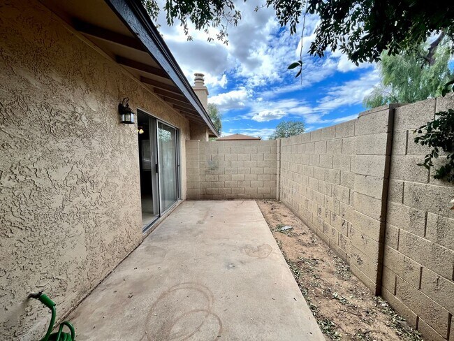 Building Photo - 3bd 2ba Townhouse - Recently Remodel!