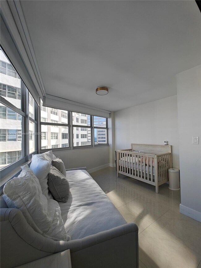 Building Photo - 825 Brickell Bay Dr