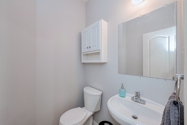 Building Photo - 2202 Highland Crossing Dr