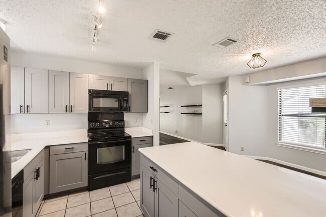 Building Photo - Ready for Move In!
