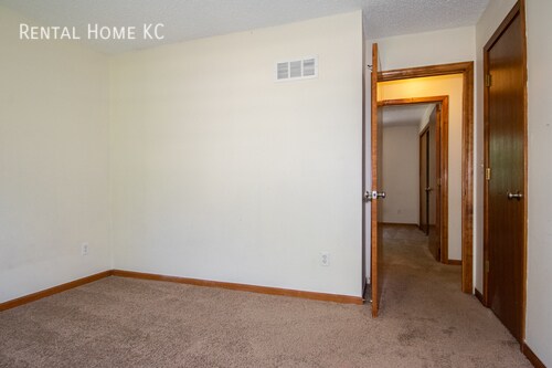 Building Photo - 3-bed 2-full-bath Duplex w/Double Garage  ...