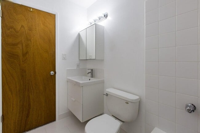 Building Photo - Secluded Rockridge 2BD | Parking Included | Near BART, Shops & Dining