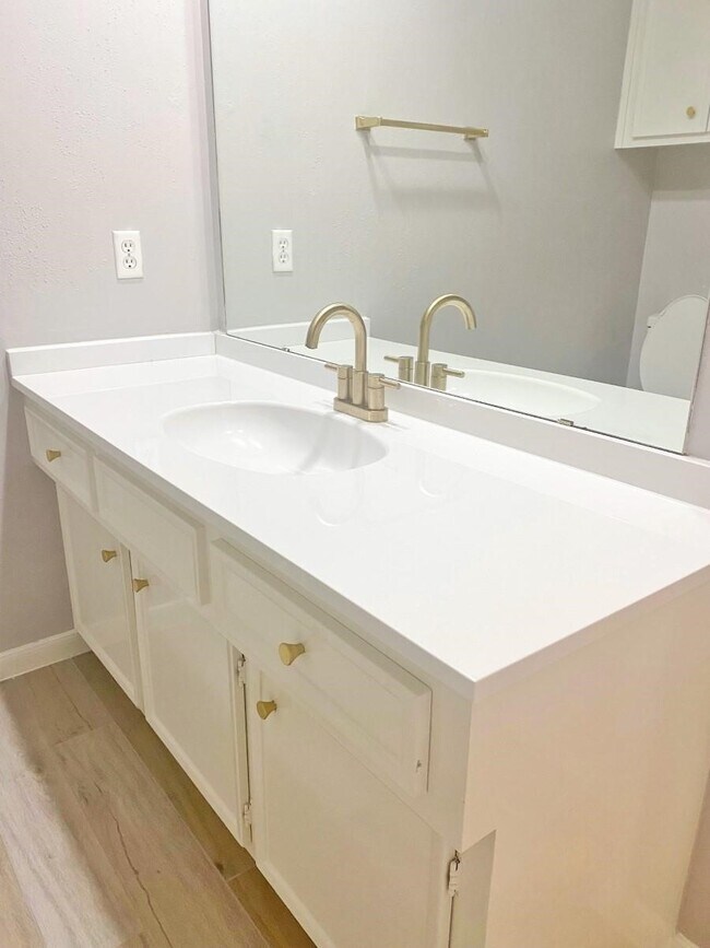 Building Photo - 2338 Brookdale Dr