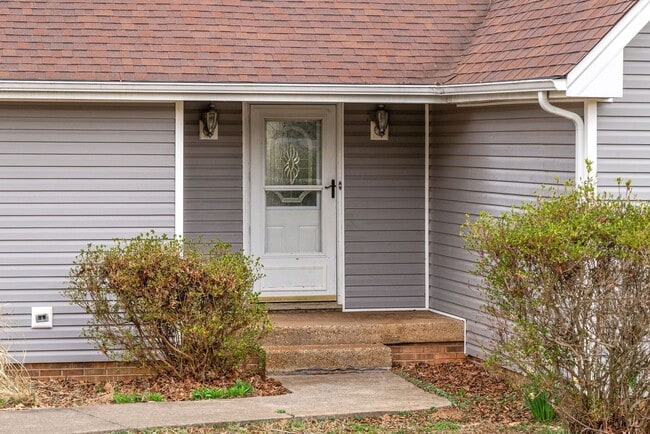 Building Photo - Lovely home on beautiful wooded corner lot