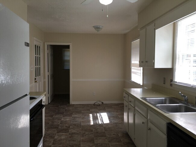 Building Photo - Spacious 3BR/2BA