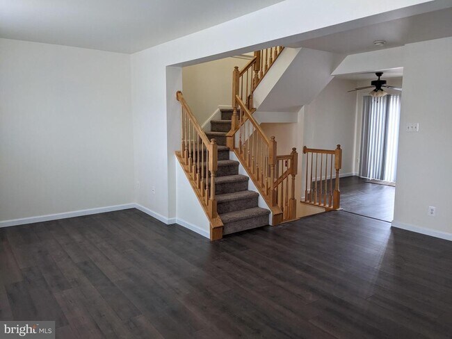 Building Photo - 625 Village Ct
