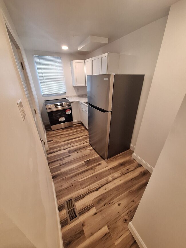 Building Photo - Newly Renovated One Bedroom House, Downtown Location