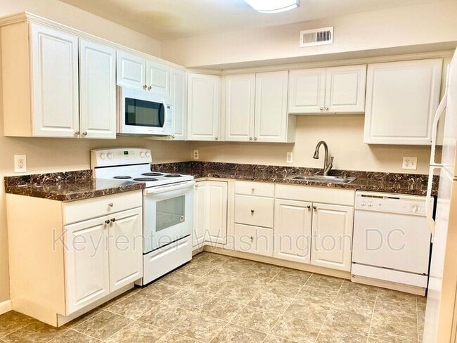 Building Photo - 17405 Pipers Way