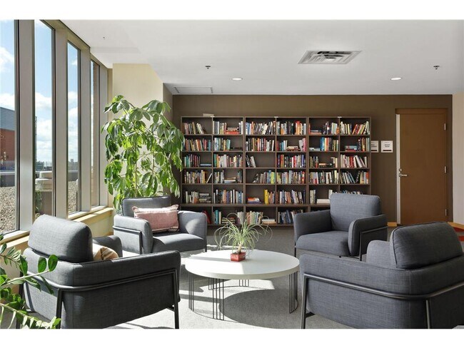 Building Photo - 215 10th Ave S