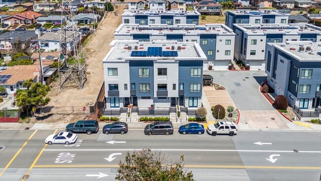 Building Photo - Built in 2017! Rarely available 3Bed/3Bath...