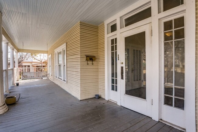 Building Photo - 130 E Craig Pl