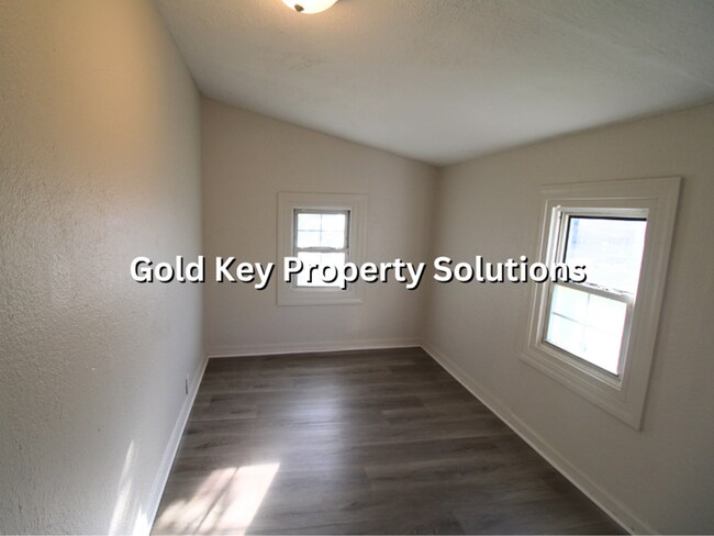 Building Photo - Updated 2 BR 1 BA House with Huge Kitchen and Garage (SECTION 8 APPROVED)