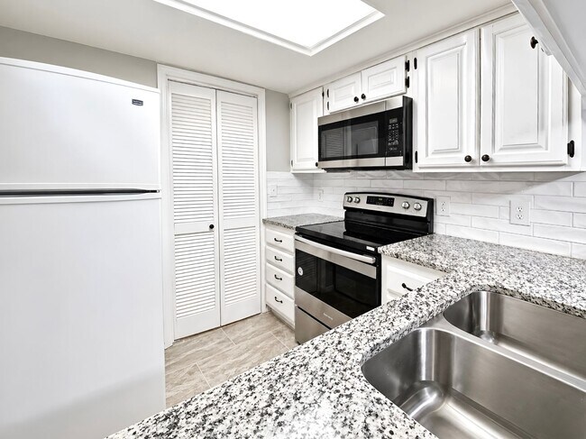 Building Photo - Charming 2 Bed / 1.5 Bath Townhome in Jenks – Great Location!