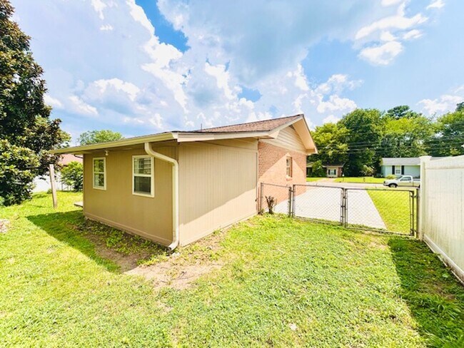 Building Photo - MOVE IN SPECIAL- $300 Off First Month's Rent-MOVE IN READY BRICK HOME!