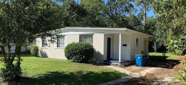 Primary Photo - Charming Renovated 4-Bedroom, 2-Bathroom H...