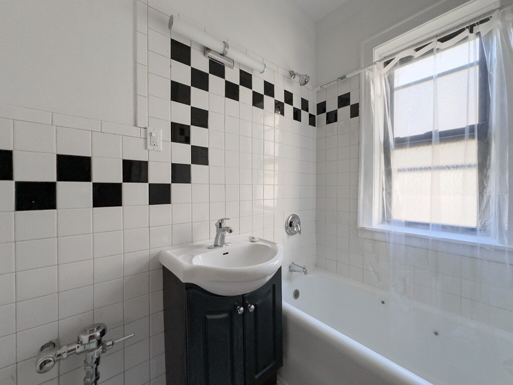 Building Photo - 522 W Surf St