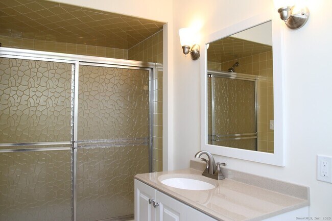 Building Photo - 38 Bradley Ave